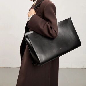 POELLE LARGE CAROLYN TOTE BAG IN BLACK NEW
100% Premium-grade Cow Skin Leather